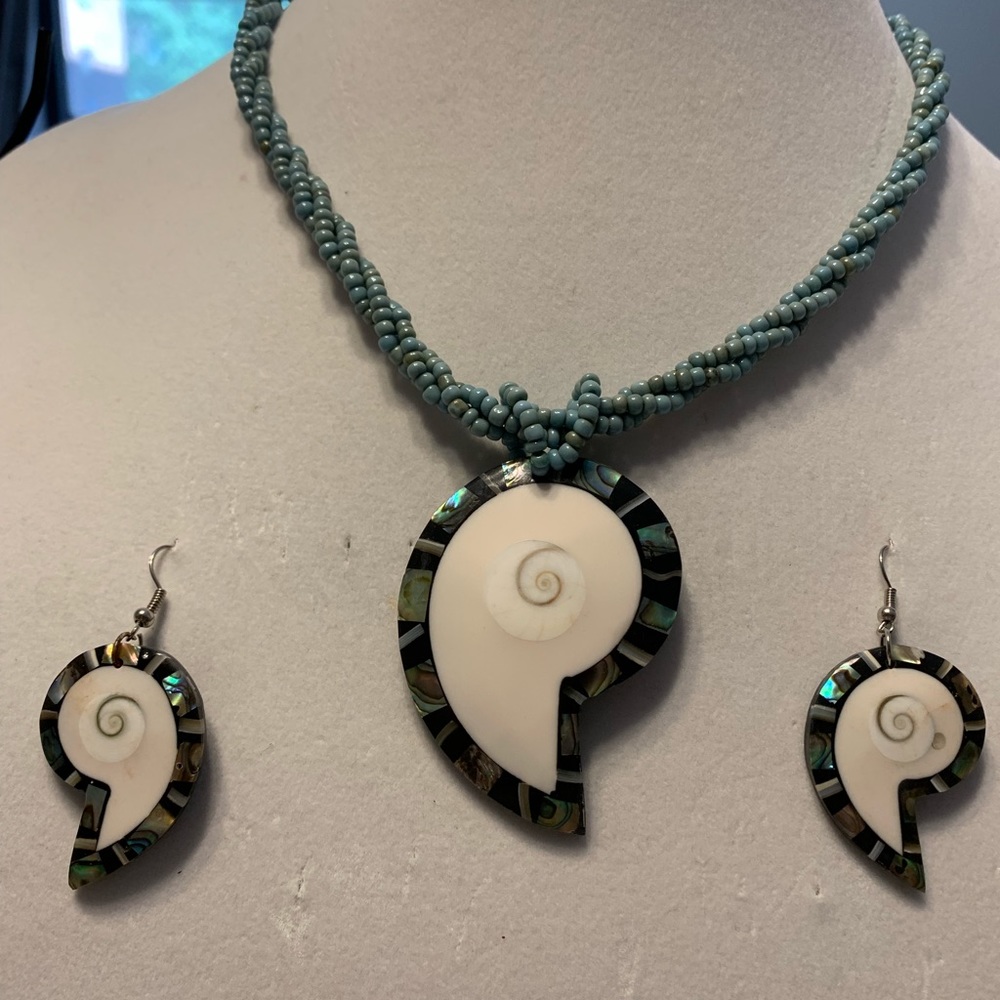 Set of necklace and earrings, with shell pendant.